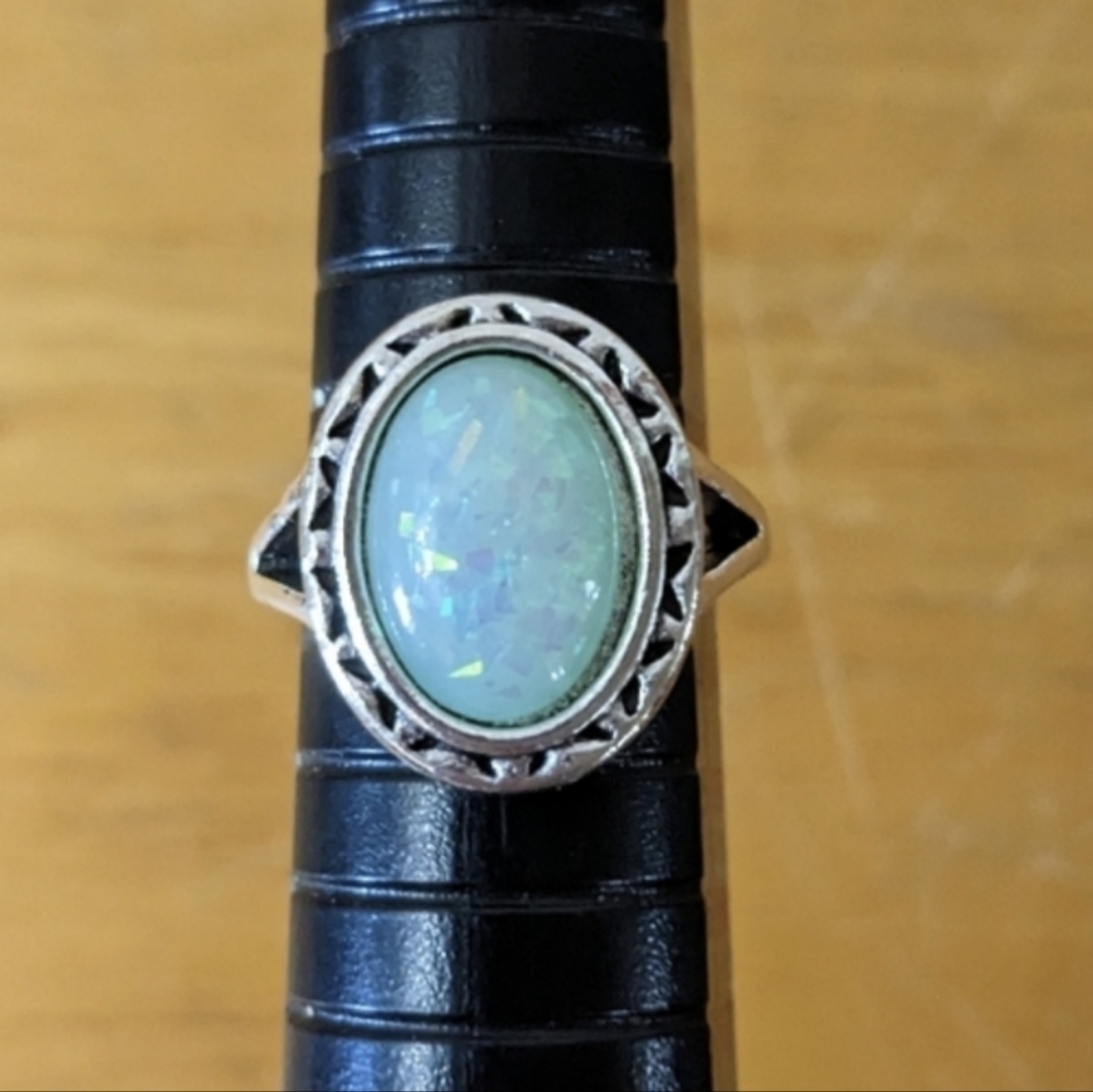 New Vintage Geometric Round Simulated Opal Gemstone Ring, T1B6D